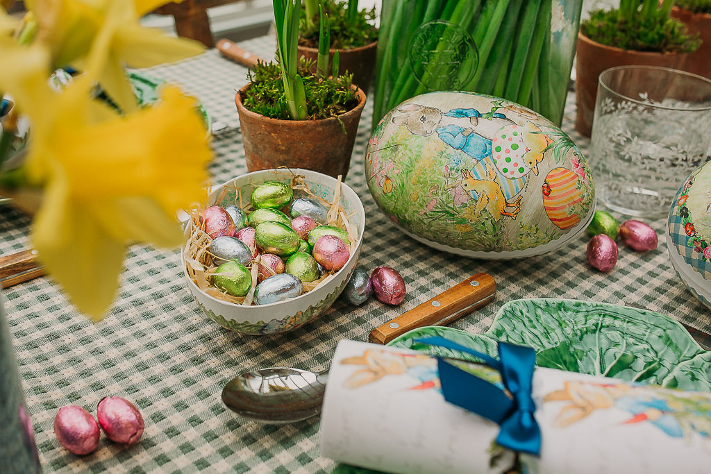 CARD EASTER EGG - BEATRIX POTTER, PETER RABBIT - AT THE SHOP